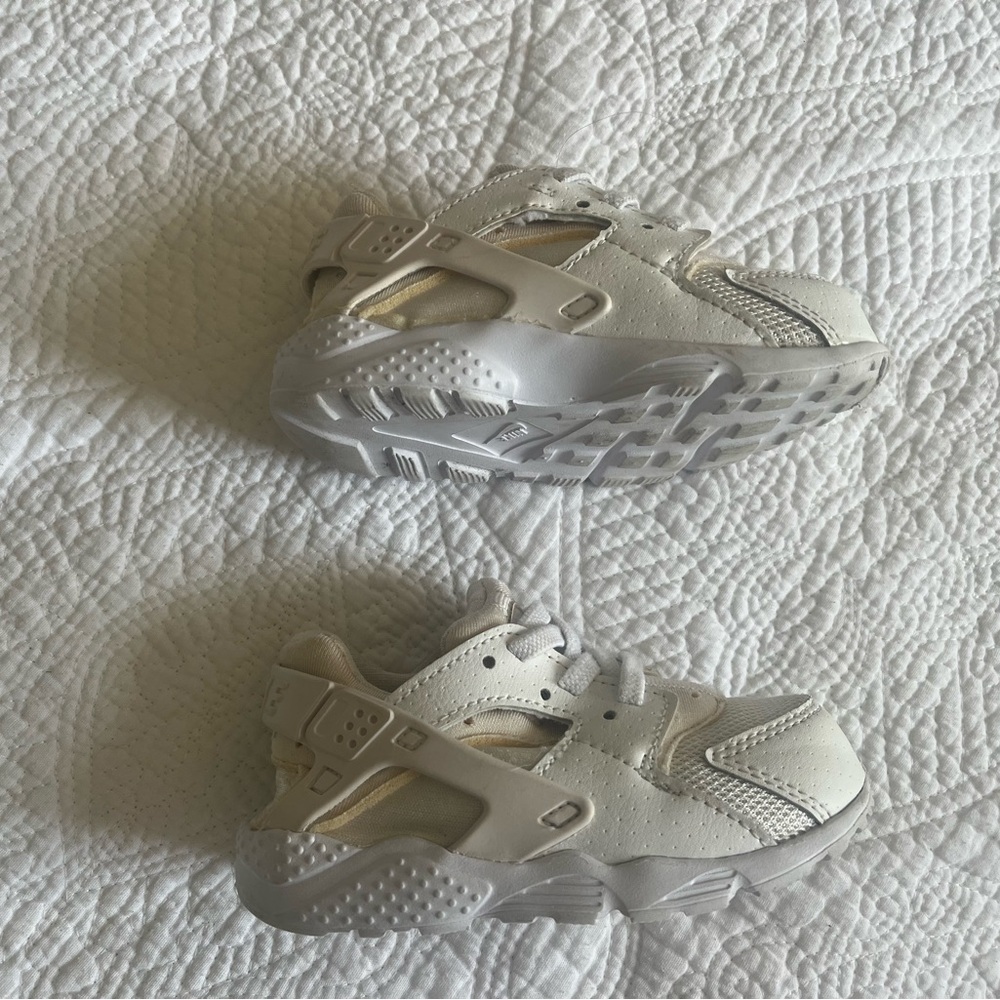 Nike Air Run Toddler Huarache Triple White Shoes 704950-110 Toddler Size 7C $90